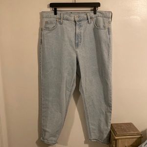 GAP HIGH-RISE MOM JEAN